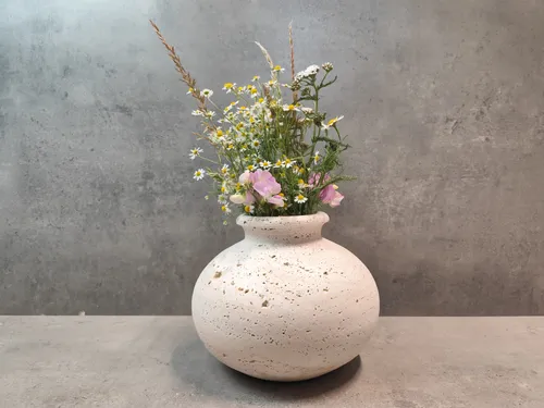 Travertin Vase mit Sommerblumen